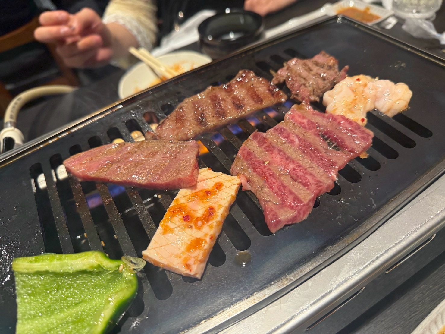 焼肉を焼いている様子