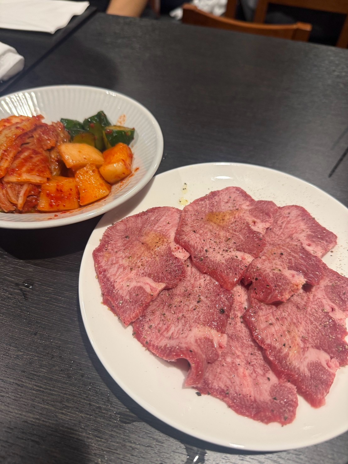 肉料理とキムチ